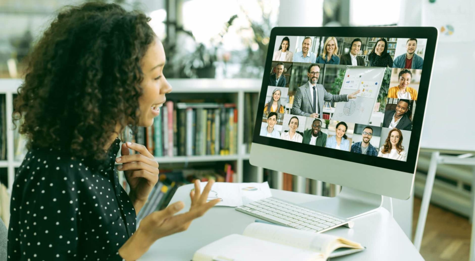 Instruktor erklärt technische SEO-Konzepte am Bildschirm